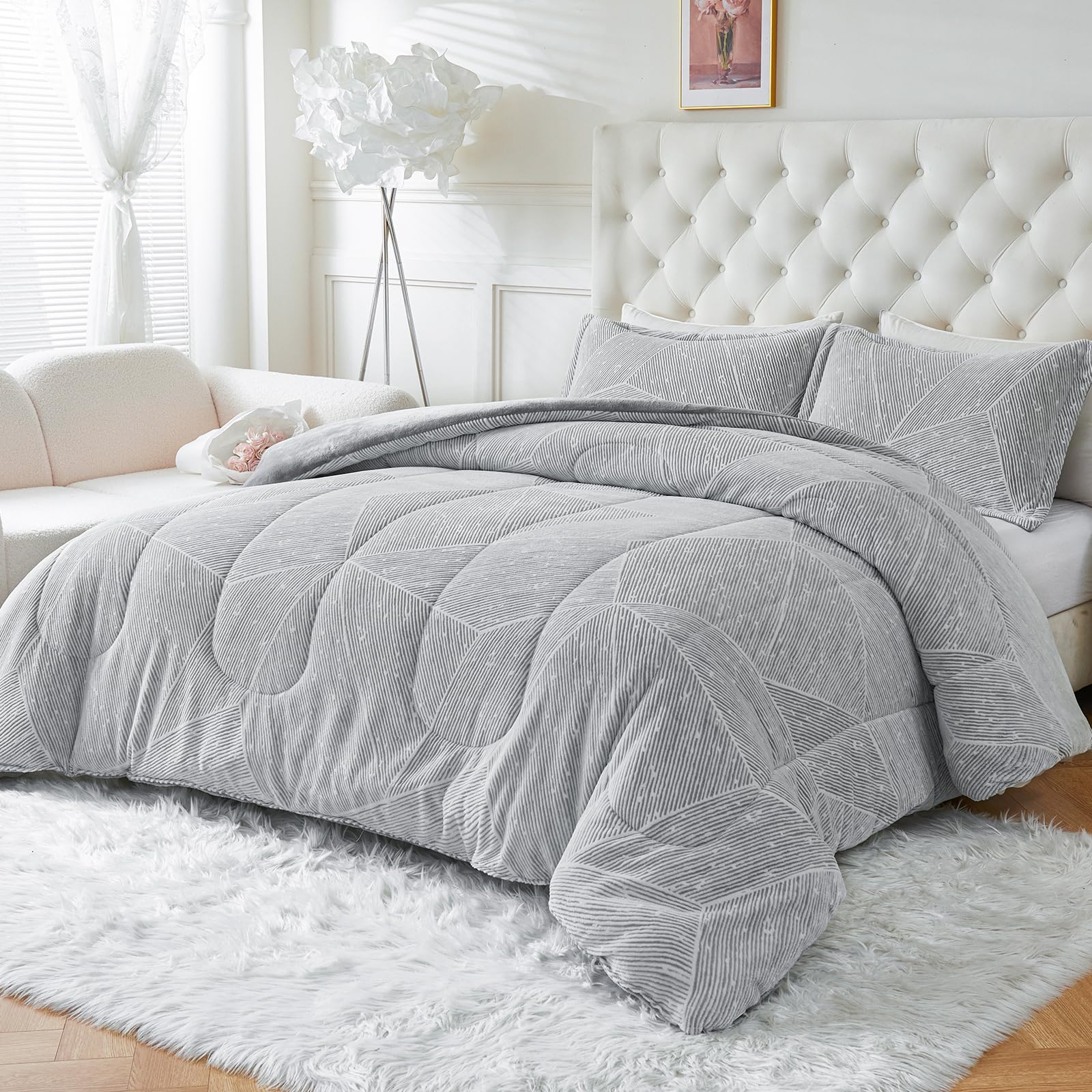 YIYEA Faux Fur Comforter Set Queen Size Luxury Ultra Soft Fuzzy Comforter Fluffy Plush Shaggy Bedding Comforter Sets for Fall and Winter Cozy Warmth No Shedding 3PC